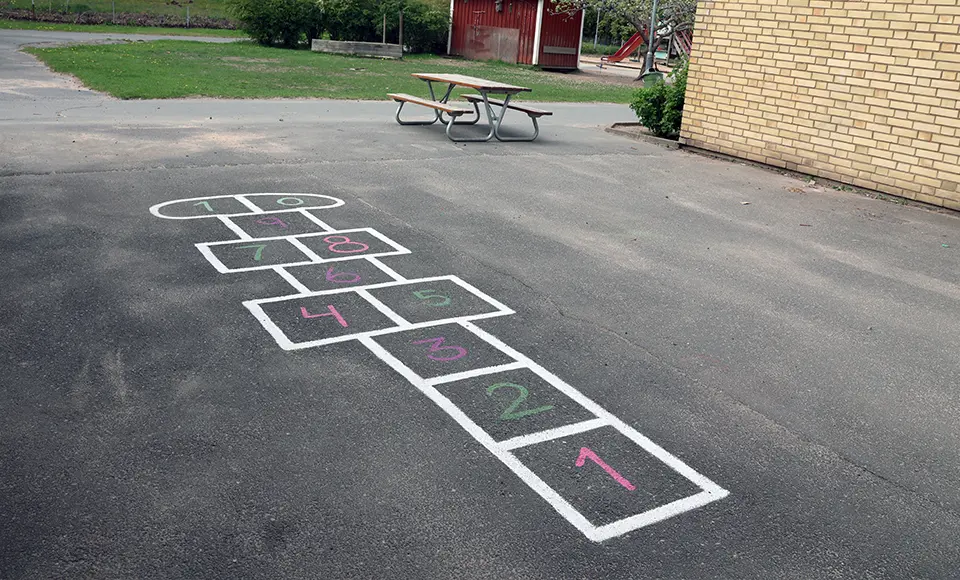 Målad hage med siffror på en asfalterad förskolegård.