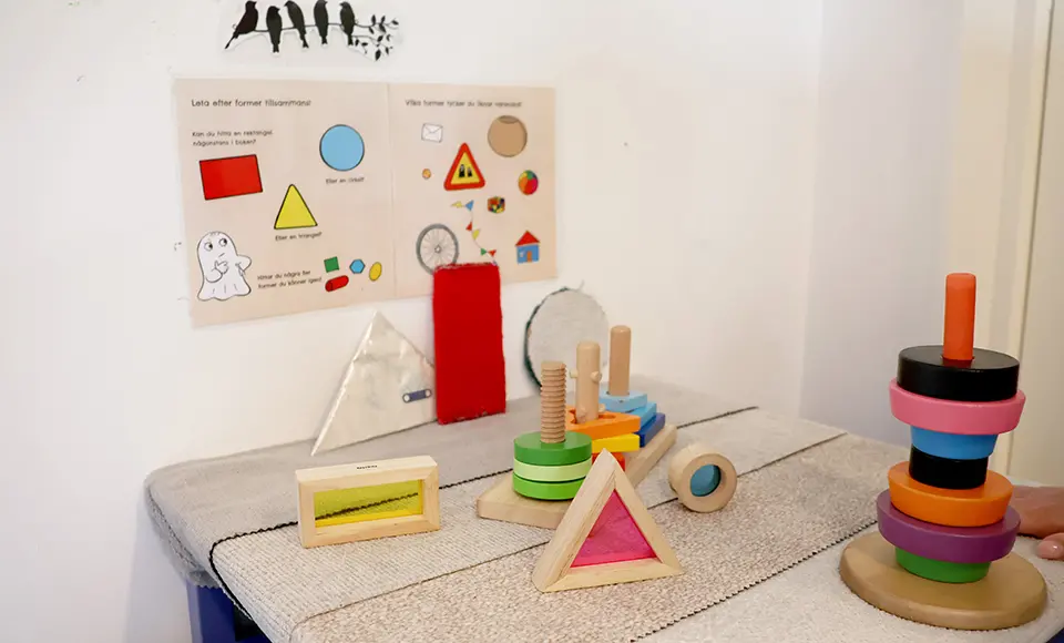 Mattehörna med geometriska former, stapelringar och bildstöd om former på ett bord.