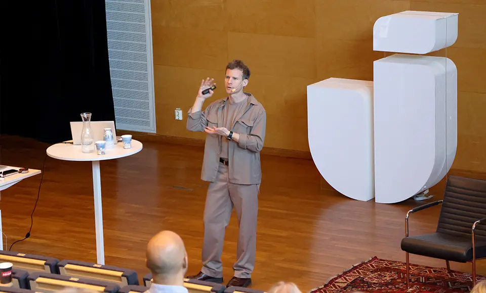 Joel Rangsjö på scenen.
