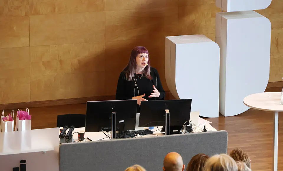 Sonja Bjelobaba på scen.