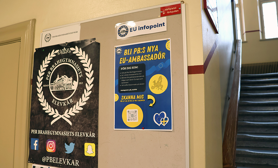 En affisch som är gul och blå och som gör reklam för att bli EU-ambassadör. Affischen hänger på en anslagstavla.
