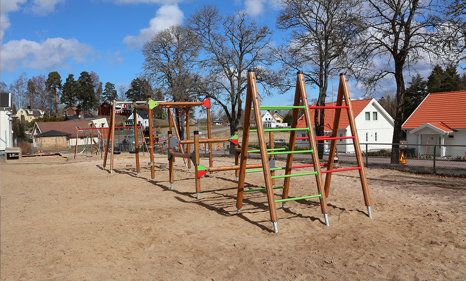 Bilden visar en hinderbana i en stor sandlåda på Barnarpsskolans skolgård.