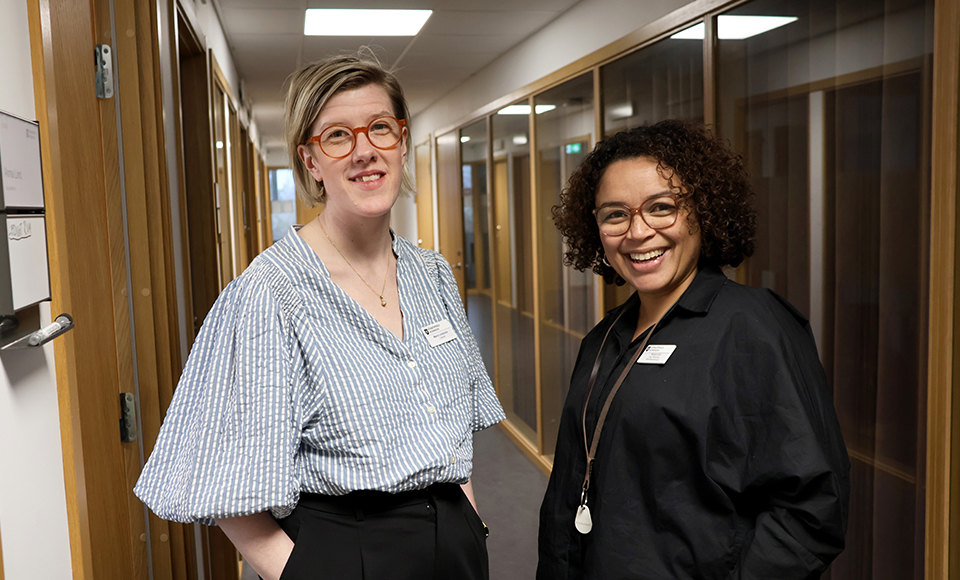 Marie Lindström och Anna Lind står bredvid varandra och tittar in i kameran.