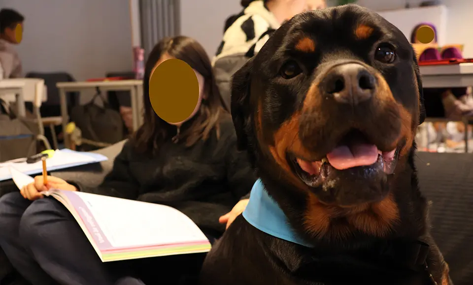 Börje sitter i soffan med en elev.