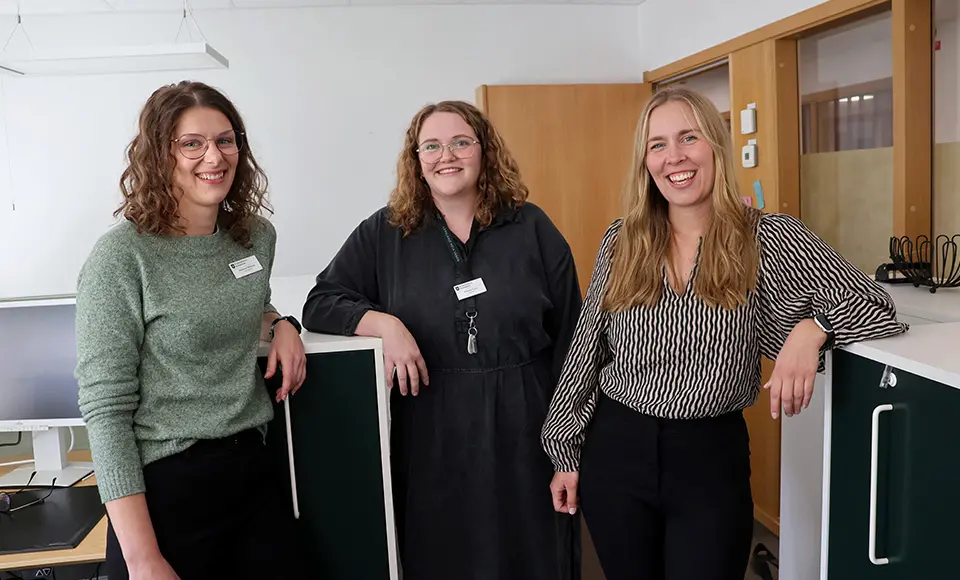 Rebecca, Viktoria och Rebecca står bredvid varandra och tittar in i kameran.