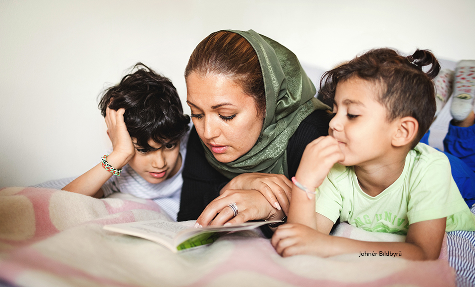En kvinna läser för två barn