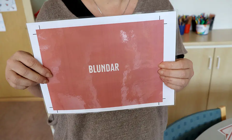En röd skylt med texten "blundar".