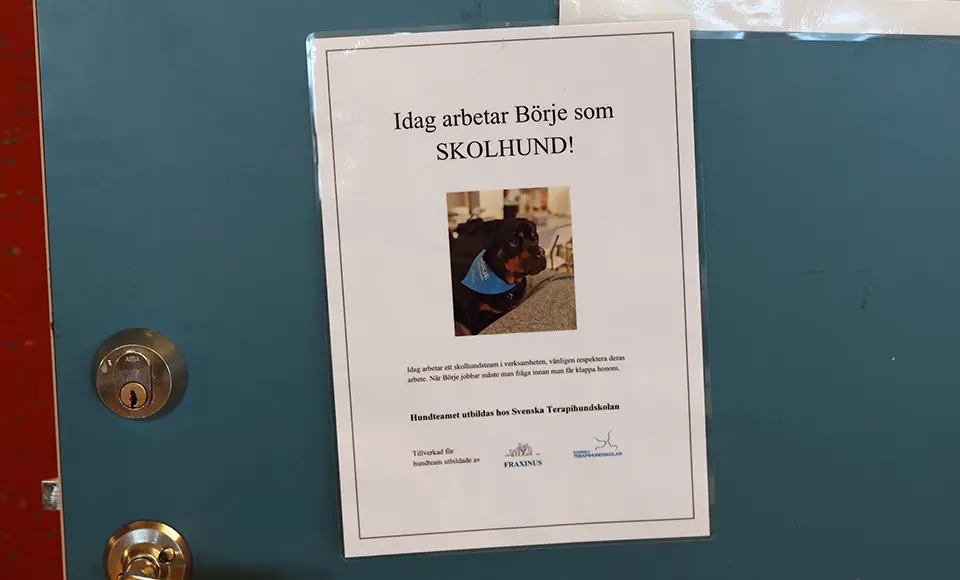 En skylt på en dörr där det framgår att idag jobbar Börje som skolhund.