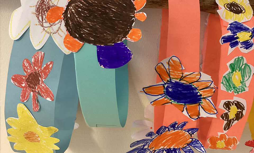 Blomsterkransar som barn har gjort av papper och penna.