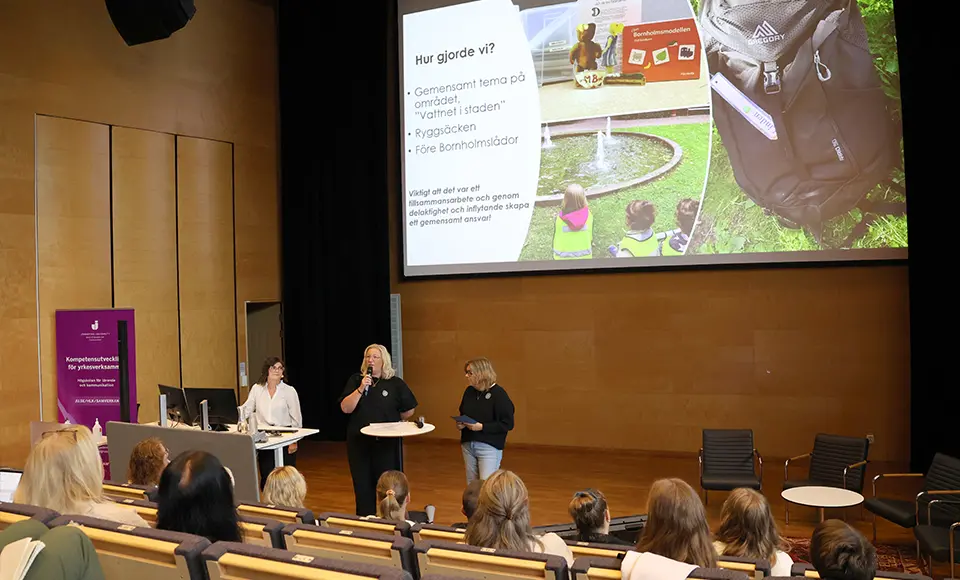 Representanter från Smedbyns förskola på scen.