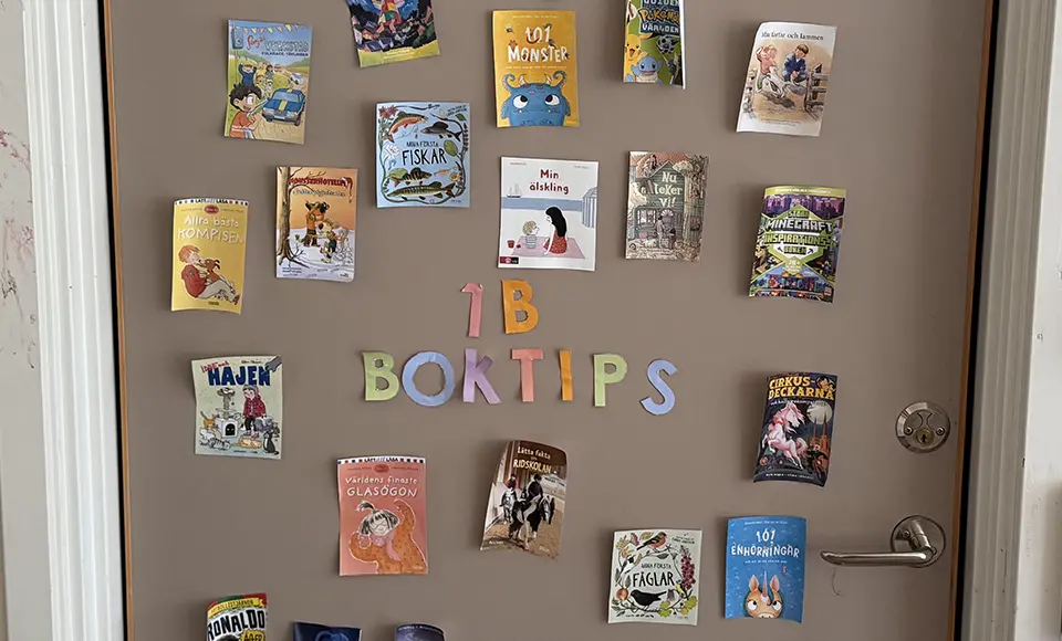 En dörr där det är uppsatt utskrivna bokframsidor och texten "Boktips 1b".