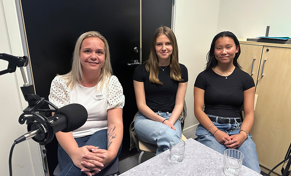 Matina, Alice och Malva sitter bredvid varandra med en mikrofon vid sidan.