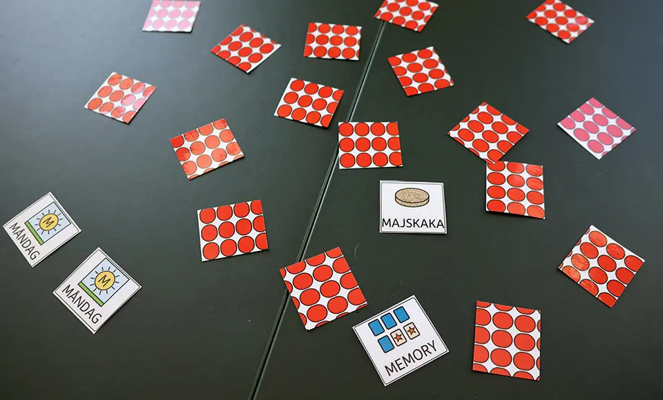 Memoryspel med bilder som börjar på bokstaven M. Kort där det står måndag, memory och majskaka är uppvända.