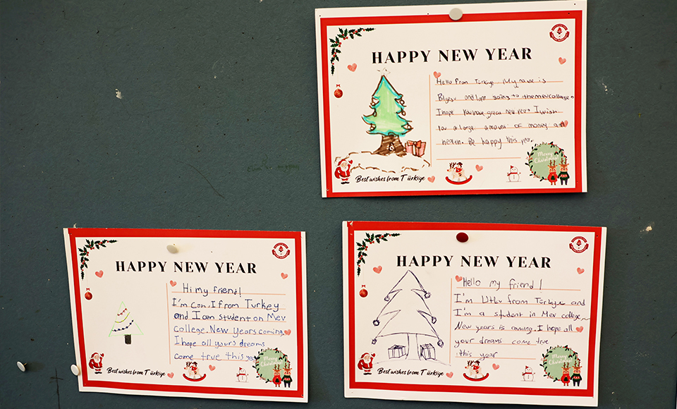Tre stycken nyårskort med hälsninga från barn i Turkiet