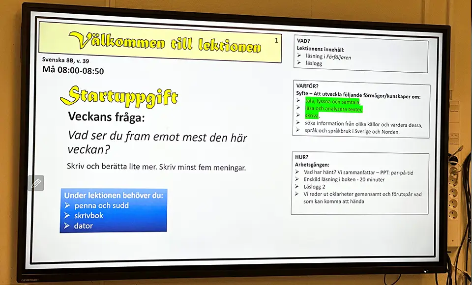 Foto på en clevertouchskärm med en startuppgift i svenska.