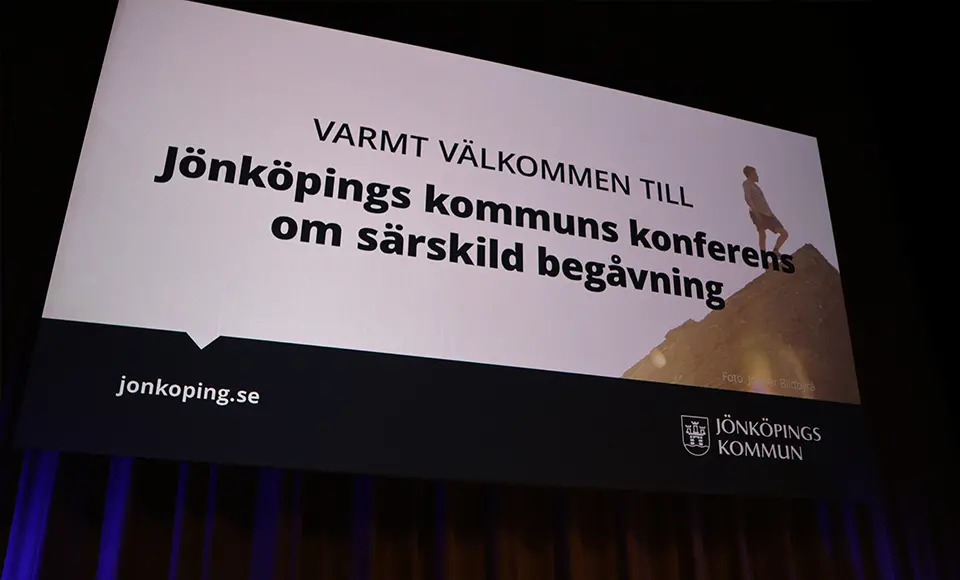 En presentationsbild där det står Varmt välkommen till Jönköpings kommuns konferens om särskild begåvning.