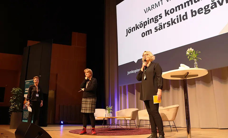 Kristin Benerdal, Charlotte Olsson och Anna Carlsson på scenen.