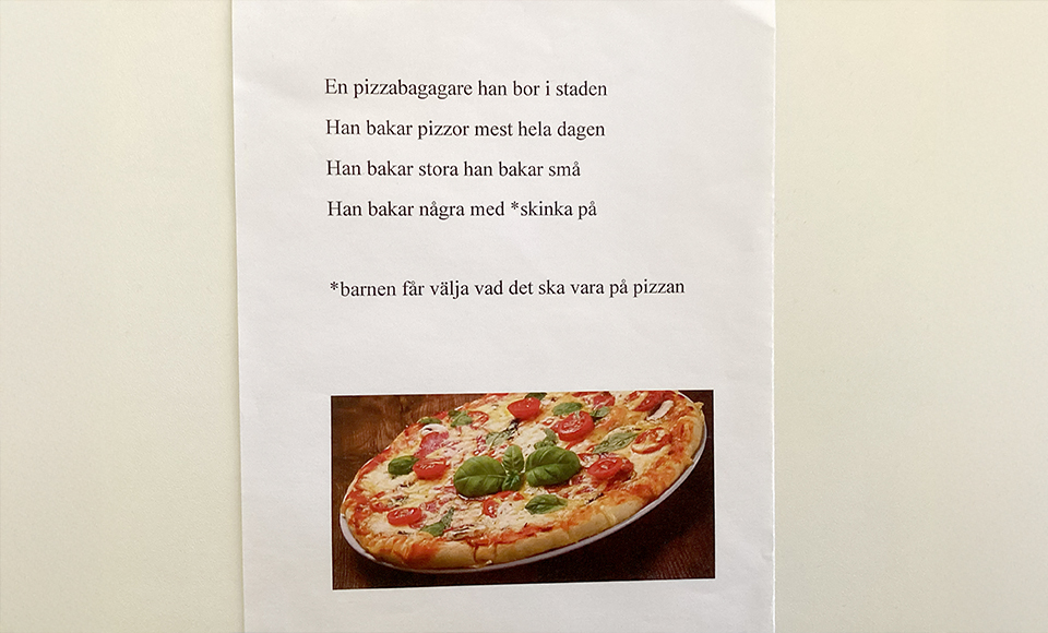 Text och bild till en sång som bygger på ”En sockerbagare”, där sockerbagaren är utbytt mot en pizzabagare som bakar olika sorters pizzor.