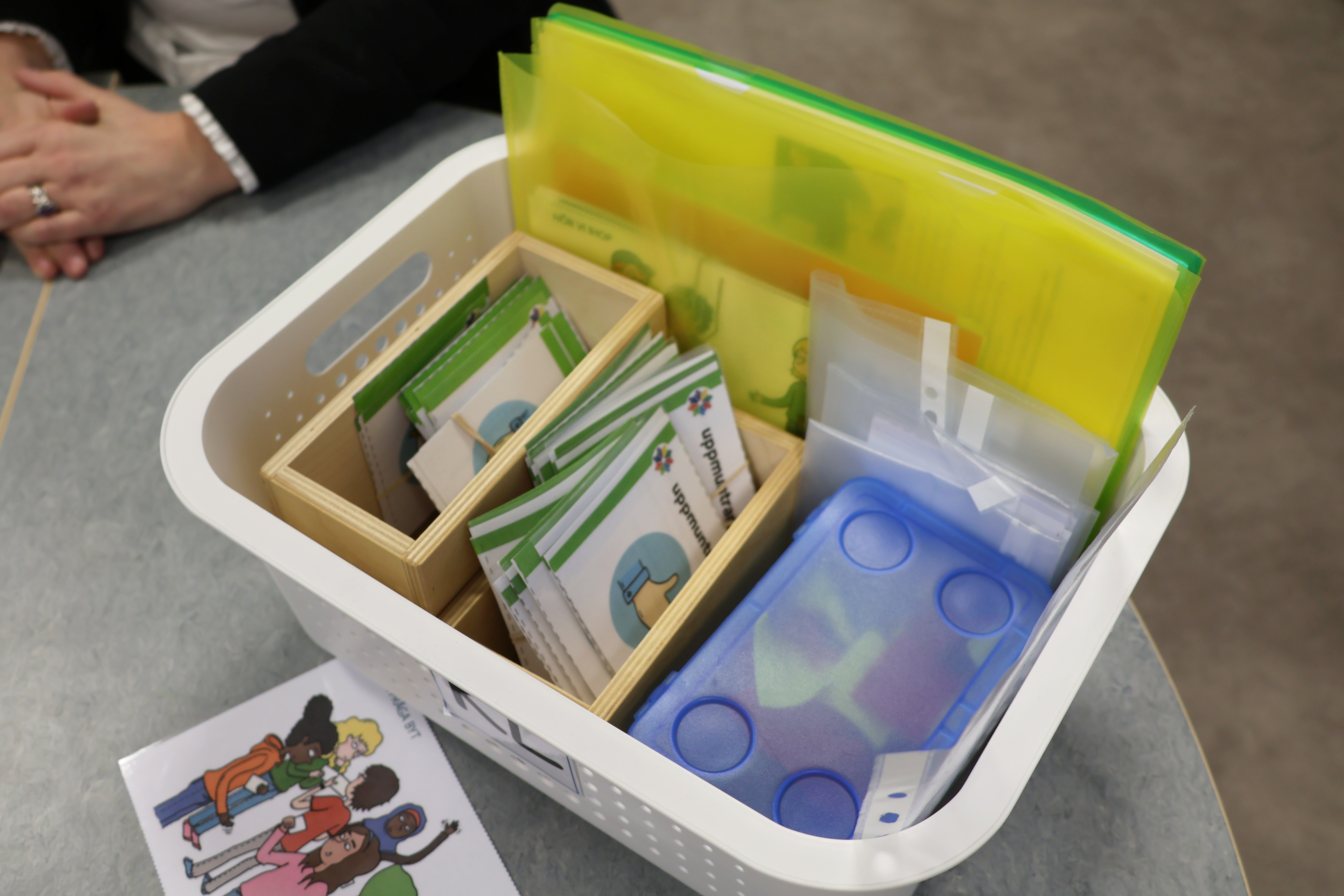 Bild på en kit-låda med olika strukturkort.