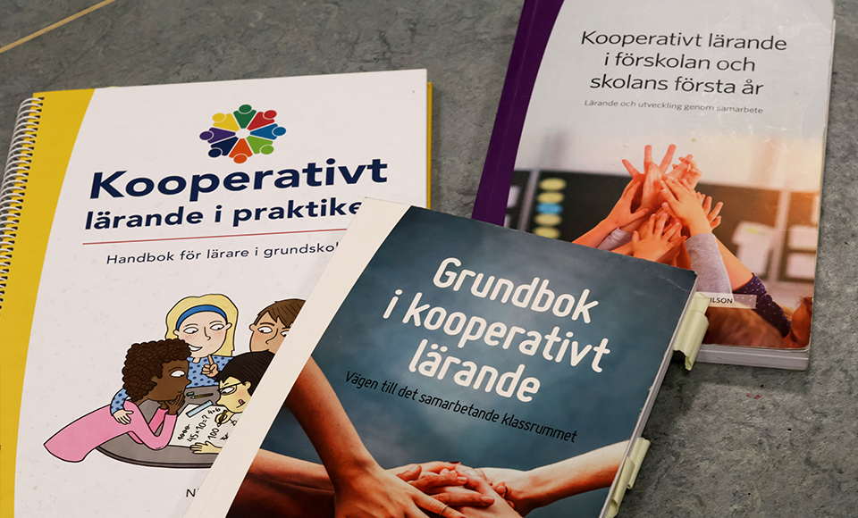 Bild på litteratur som handlar om Kooperativt lärande. "Kooperativt lärande i praktiken", "Kooperativt lärande i förskolan och skolans första år" och "Grundbok i kooperativt lärande".