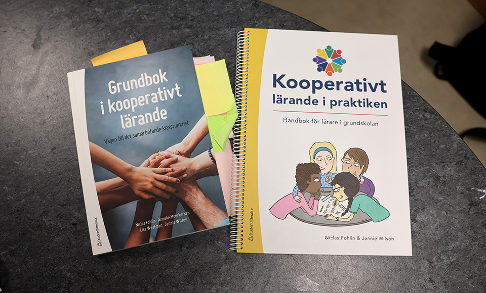 Två böcker om kooperativt lärande ligger på ett bord.