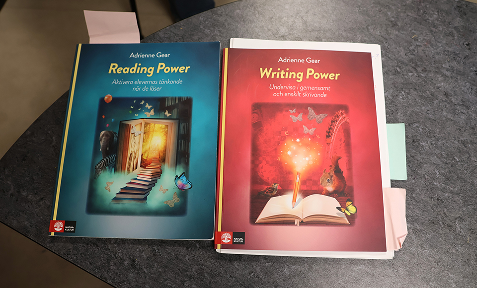 Boken Reading power och boken om Writing power ligger på ett bord.