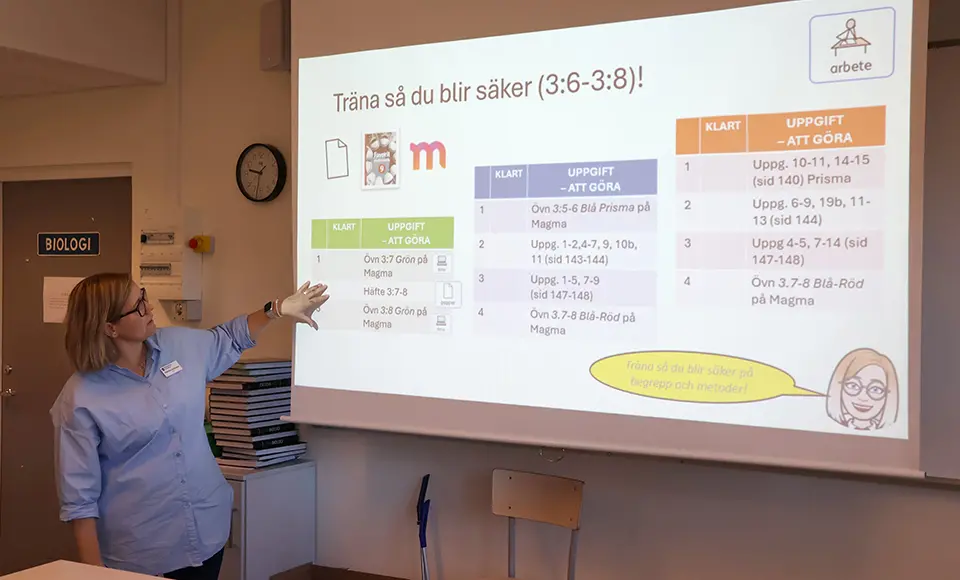 Pernilla framför lektionsplaneringen som hon visar längst framme i klassrummet.