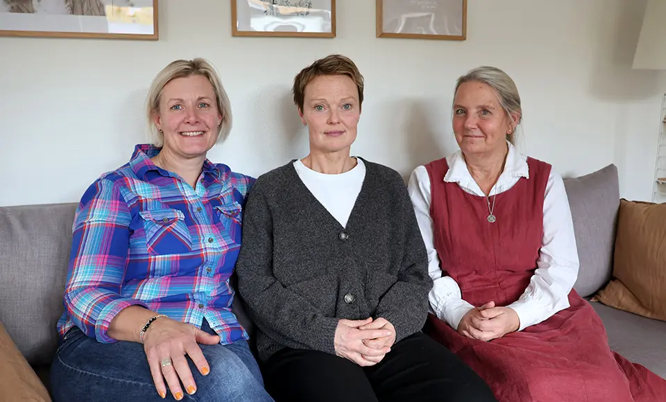 Viktoria, Maria och Eva sitter bredvid varandra i en soffa.