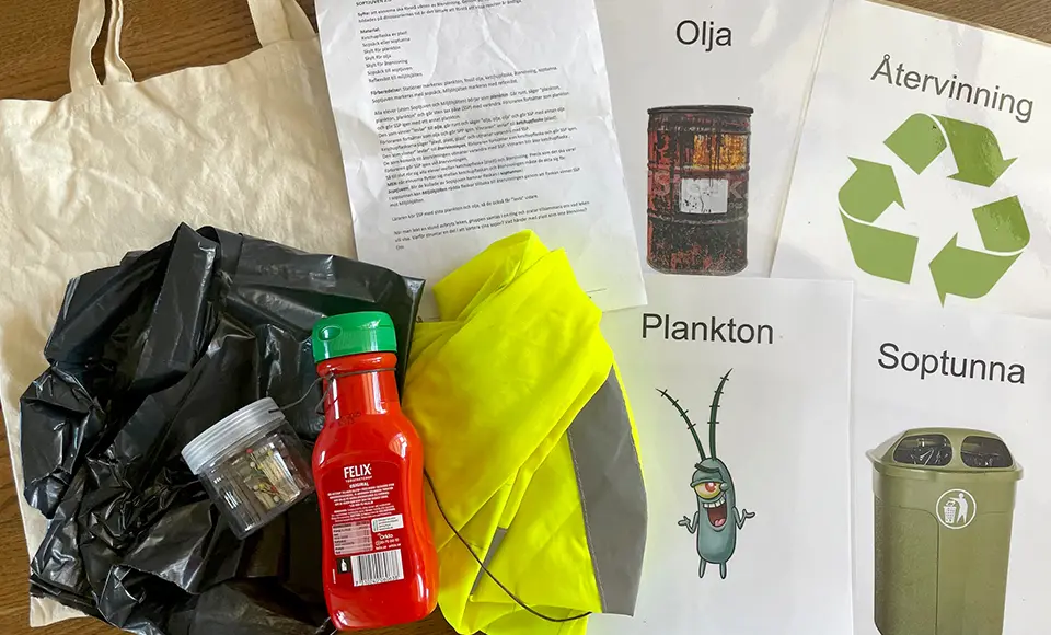 Exempel på påse med material om sopsortering. ketchupflaska, reflexväst och tygpåse samt bilder på återvinningssymbolen och en soptunna bland annat.
